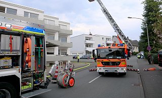 Bei einem Zimmerbrand in einer Erdgeschosswohnung dieses Mehrfamilienhauses am Pohlweg wurden am Mittwochabend zwei Bewohner verletzt. - Ralph Meyer