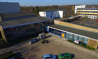 Das Stadttheater bleibt ein Sorgenkind. Die Stadt vermutet Probleme im Brandschutz in den Decken der Flachbauten - dazu gehören Zuschauergarderobe und Studio. - Jens Reddeker