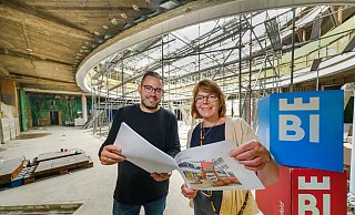 Patrick Piecha und Gabriela Lamm von Bielefeld Marketing freuen sich auf ihre zukünftige Heimat in der Wissenswerkstatt an der Wilhelmstraße. - Andreas Zobe