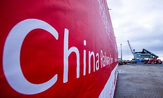 Ein Transparent mit der Aufschrift „China Railway Express“ hängt an einer Lokomotive, die Waggons mit den ersten Containern einer neuen „Seidenstraßen“-Verbindung zwischen China und Deutschland durch den Seehafen von Mukran zieht. - Jens Büttner/dpa-Zentralbild/dpa
