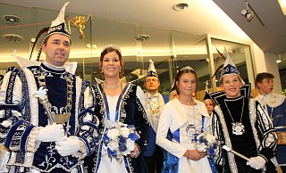 Tollitäten in Groß und Klein: Marcus Dietrich und Serena Dierkes regieren in Beverungen. Das Kinderprinzenpaar heißt Jana Koch und Jonas Schaperdot. - Manuela Puls