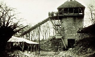 Diese Aufnahme zeigt den Kalkofen der Familie Jürgens in Bosenholz. Schienen dienten für den Transport des Materials. - Repro: Schulte
