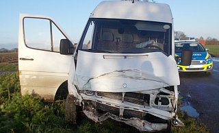 Beide Fahrzeuge wurden stark beschädigt. - Polizei Minden-Lübbecke