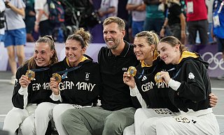 Elisa Mevius (r.) ist als einzige Olympiasiegerin bei der 3x3-EM in Wien dabei. - Meng Yongmin/XinHua/dpa