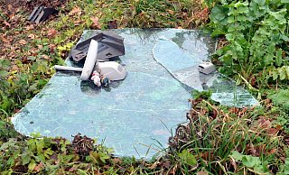 Die Scheibe des Autos musste herausgeschnitten werden, um den Fahrer und seine Beifahrerin zu befreien. - Katharina Eisele