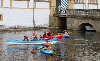 Im Neuhäuser Schlossgraben herrschte am Sonntagnachmittag Hochbetrieb. Die Kanus und Canadier des Kanuclubs Paderborn 1927 standen hoch im Kurs. - Jochem Schulze