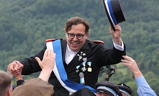 Neuer Regent: Ralf Göllner ist neuer Schützenkönig in Beverungen und lässt sich von seinen Vereinskollegenauf den Schultern tragen. - Torsten Wegener
