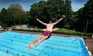 Schicken Sie uns Ihre schönsten Bünder Freibad-Anekdoten! FOTO: MENZEL - Neue Westfaelische Zeitung