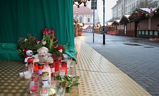Menschen haben Blumen, Kerzen und Plüschtiere niedergelegt. - Heiko Rebsch/dpa