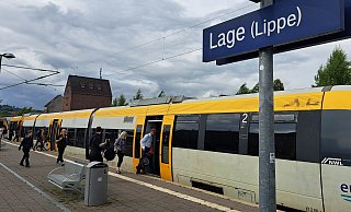 Die Eurobahn wird im Herbst 2025 und im Frühjahr 2026 erneut mehrere Wochen nicht wie geplant verkehren, weil Strecken gesperrt werden. Am Bahnhof in Lage wird am elektronischen Stellwerk gearbeitet. - Carolin Brokmann-Förster