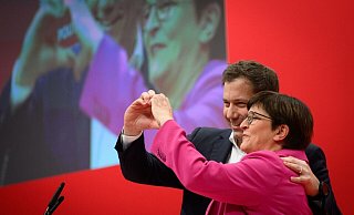 Bleiben an der Spitze der Partei: Lars Klingbeil und Saskia Esken nach ihrer Wiederwahl. - Bernd von Jutrczenka/dpa