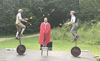 Die brennenden Fackeln fliegen der Prinzessin um die Ohren. - Dirk Windmöller