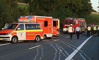 Einsatzkräfte sichern die Unfallstelle, für den verunglückten Fahrer kam aber jede Hilfe zu spät. - Hermann Ludwig