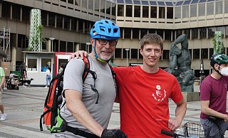 Fritz und sein Sohn Frederic radelten aus Bad Rothenfelde zur Kundgebung am Rathaus - Peter Unger