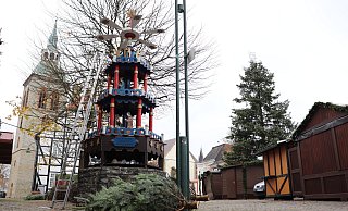 Die Häuschen für den Christkindlmarkt stehen bereits auf dem Wiedenbrücker Marktplatz, auch der große Tannenbaum und die Weihnachtspyramide. Am Montag soll der Weihnachtsmarkt beginnen. - Marion Pokorra-Brockschmidt