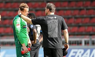 SCP-Keeper Leopold Zingerle wird nach Spielschluss von Cheftrainer Steffen Baumgart getröstet. - imago images