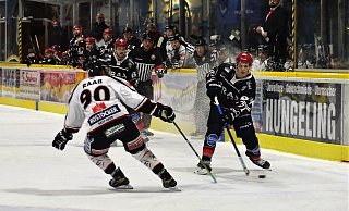 Matyas Kovács (rechts) traf für die Herforder Ice Dragons zum 1:2 und ließ die Gastgeber im umkämpften Westfalenderby wieder hoffen. - Yvonne Gottschlich