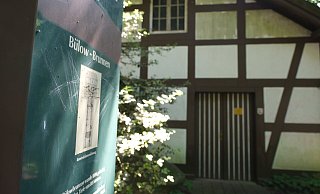 Der Bülow-Brunnen wird saniert. Er befindet sich in diesem Fachwerkhaus im Sielpark. - Ulf Hanke