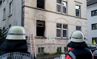 Hinter dem Erdgeschossfenster links hatte ein Wäscheständer in Flammen gestanden. Die Kripo konnte einen technischen Defekt als Ursache ausschließen. - Christian Mathiesen