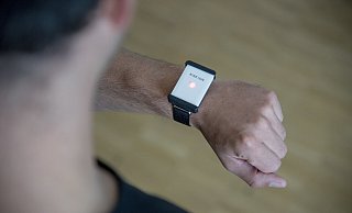 So sehen die Armbänder von Kinexon aus, deren Technik vor zu geringen Abständen warnen soll. - Kinexon