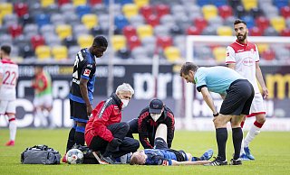 Paderborns Sebastian Schonlau liegt im Spiel gegen Düsseldorf mit Schmerzen am Boden. - picture alliance / Moritz Müller/Pool