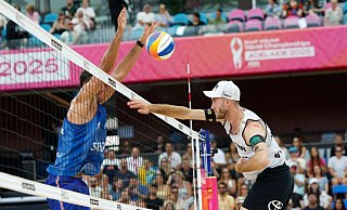 Téo Rotar aus Frankreich blockt den Schlag von Clemens Wickler (r) im Spiel um Platz drei. - James Elsby/AP/dpa