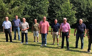 Valentin Hermann (v. l.), Stefan Waldeyer, Manfred Hermann, Robert Radzonath, Uwe Tegethoff, Helmut Rehrmann, jun., Johannes Rehrmann, Ludger Schabedoth und Franz-Josef Wegener freuen sich auf die Kommunalwahl. - UWB