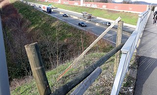Holzgeländer an der Senner Autobahnbrücke mutwillig zerstört - Wolfgang Rudolf
