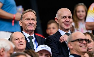 Die Top-Funktionäre Watzke (l.) und Neuendorf (r.) gehören für eine weitere Amtszeit den internationalen Fußball-Gremien an. - Tom Weller/dpa