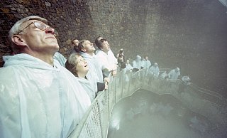 Erlebnis Wasserkrater: Der damalige Bad Oeynhausener Bürgermeister Gerhard Paul (v. l.), NRW-Umweltministerin Bärbel Höhn, NRW-Ministerpräsident Wolfgang Clement und der damalige technische Beigeordnete Hartmut Scharbius schauen begeistert auf die Fontäne des Wasserkraters. - Peter Steinert/NW