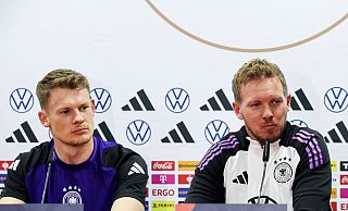 Bundestrainer Julian Nagelsmann (r) und Torwart Alexander Nübel bei der Pressekonferenz im Stadion von Zenica. - Christian Charisius/dpa