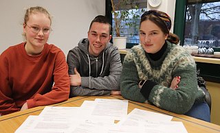 Ehrung des Engagements: Franka Fockel (v.l.), Henri Lindner und Jennifer Kleinemas haben einen großen Anteil daran, dass das Jugendparlament mit dem Bürgerpreis ausgezeichnet wird. Alle drei werden im Somer das Jugendparlament aber verlassen. - Sigurd Gringel