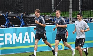 Thomas Müller (l) versuchte sich mit dem ebenfalls angschlagenen Lukas Klostermann (M.) an einer Laufeinheit. - Foto: Federico Gambarini/dpa
