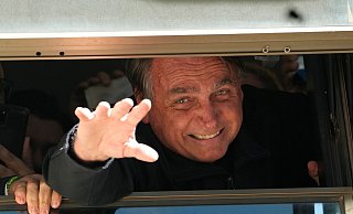 Jair Bolsonaro winkt seinen Anhängern vor der Zentrale der Liberalen Partei zu. - Eraldo Peres/AP