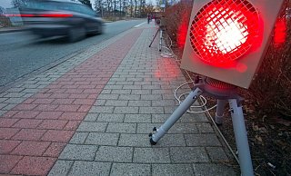 Ein roter Blitz leuchtet auf, wenn die mobilen Blitzgeräte der Polizei auslösen. Der Bullifahrer hat dieses untrügliche Zeichen für zu schnelles Fahren viermal nicht bemerkt. - Symbolfoto: picture alliance / dpa