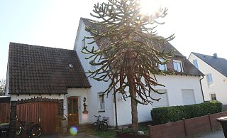 Dieses Haus in Rheda ist zwangsversteigert worden. Der neue Besitzer blieb während der Versteigerung ganz gelassen, doch in seinem Inneren sah es ganz anders aus. - Robert Becker