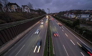 Ein Falschfahrer überraschte einen Streifenwagen der Polizei Bielefeld auf dem Ostwestfalendamm - im Rückwärtsgang. - Andreas Zobe