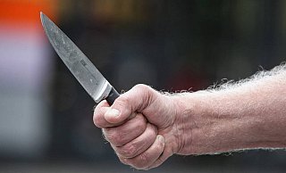 Ein bislang unbekannter Mann hat am Sonntagabend eine Tankstelle in Hövelhof mit einem Küchenmesser überfallen. (Symbolbild) - (Symbolbild): Dpa