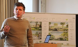 Landschaftsarchitekt Franz Reschke erläutert den Siegerentwurf für das Areal der LGS 2023 in Höxter. - Simone Flörke