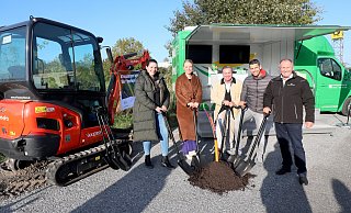 Mit einem symbolischen Spatenstich begannen den Glasfaserausbau in unterversorgten Gewerbegebieten der Stadt (v .l): Wirtschaftsförderin Lisa Kuhnert, Unternehmerin Kathleen Wemhöner, Bürgermeister Tim Kähler, Sebastian Engbrocks von der Wirtschaftsförderung und Greenfiber-Chef Uwe Krabbe. - Frank-Michael Kiel-Steinkamp