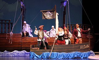 Die Piraten sind auf der Suche nach einem neuen Opfer. - Julia Stratmann