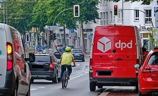 Der Klassiker: Am Niederwall hält ein Paketdienst quer auf dem Radweg, Warnblinker an, und tschüss. Der Radfahrer muss gefährlich ausweichen und in den Autoverkehr. - Foto: Andreas Zobe/NW