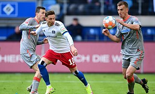 Die SCP-Akteure Uwe Hünemeier (r.) und Ron Schallenberg bremsen in dieser Szene den formschwachen HSV-Regisseur Sonny Kittel aus. - Witters