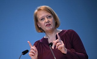 Lisa Paus spricht bei einer Pressekonferenz. (Archivbild) - Britta Pedersen/dpa