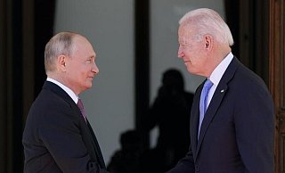 Russlands Präsident Wladimir Putin (l) und US-Präsident Joe Biden treffen sich zu einer Videokonferenz. - Foto: Patrick Semansky/AP/dpa
