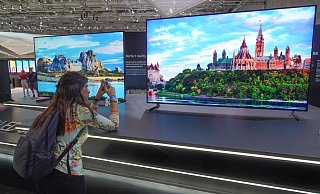 Die Umsätze mit klassischer Unterhaltungselektronik wie Fernsehern gehen in Deutschland weiter leicht zurück. (Archivbild) - Jörg Carstensen/dpa