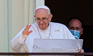 Papst Franziskus auf einem Balkon der Poliklinik «Agostino Gemelli», in die er sich von einer Darm-OP erholt. - Foto: Alessandra Tarantino/AP/dpa