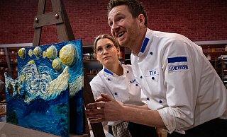 Eine bekanntes Kunstwerk als Schaustück mit Torte: Tim Schwengel und Santa Thiel haben Vincent van Goghs Sternennacht aus Schokolade modelliert. - Claudius Pflug