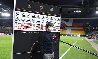 Redebedarf: Bundestrainer Joachim Löw steht nach der Blamage gegen Nordmazedonien Rede und Antwort. - Foto: Federico Gambarini/dpa