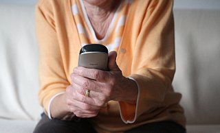 Besonders alte Menschen werden zum Ziel von Trickbetrügern am Telefon. - picture alliance / Eibner-Pressefoto